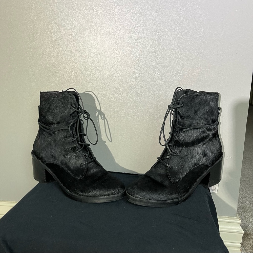 UGG Oriana Exotic Calf Hair Boots Size 8 Preloved – Light Wear - Picture 4 of 9